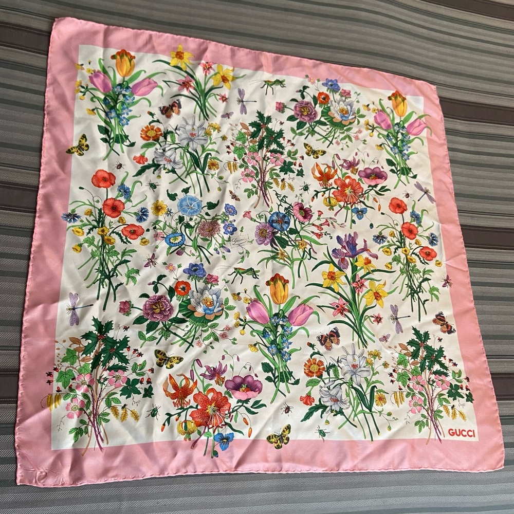 Authentic Gucci Vintage Iconic Flora Silk Square Scarf